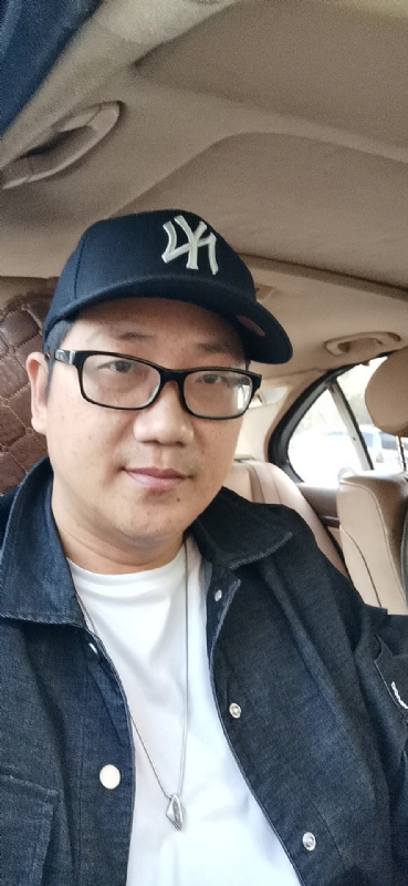 拥抱幸福的第一张照片--东山征婚网