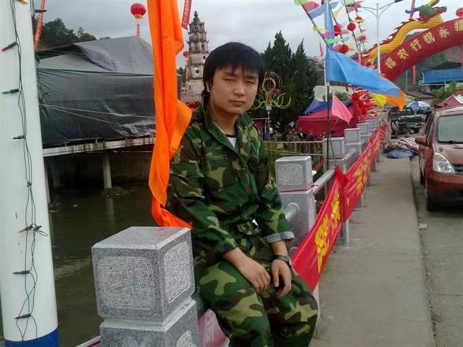 如影随形的第二张照片--东山征婚网
